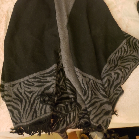 Reversible Shaw - Picture 2 of 2